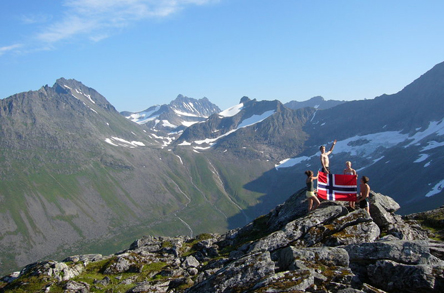 norsk_flagg_i_norske_fjell.jpg